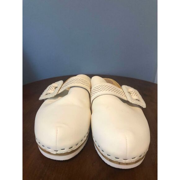 Kelsi Dagger Brooklyn Carve Flats/ White Clogs, size 7.5 - Picture 3 of 6